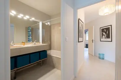 Salle de bains dans l'établissement 3P et rez-de-jardin en résidence avec piscine proche centre