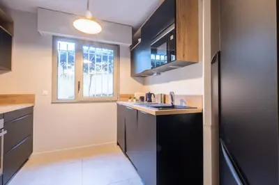 Cuisine ou kitchenette dans l'établissement 3P et rez-de-jardin en résidence avec piscine proche centre