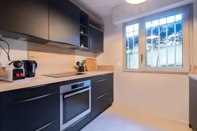 Cuisine ou kitchenette dans l'établissement 3P et rez-de-jardin en résidence avec piscine proche centre