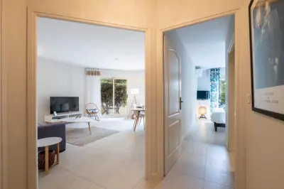 Télévision ou salle de divertissement dans l'établissement 3P et rez-de-jardin en résidence avec piscine proche centre