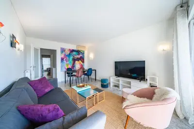 Télévision ou salle de divertissement dans l'établissement Spacieux 2 pièces en plein centre-ville de Cannes