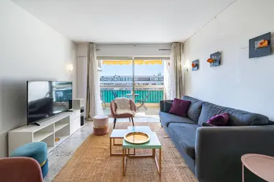 Télévision ou salle de divertissement dans l'établissement Spacieux 2 pièces en plein centre-ville de Cannes