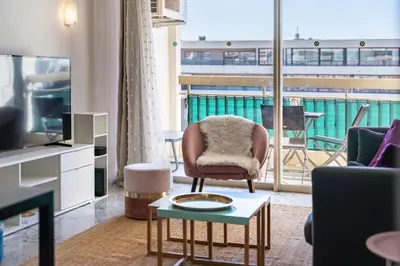 Télévision ou salle de divertissement dans l'établissement Spacieux 2 pièces en plein centre-ville de Cannes