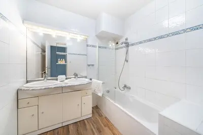 Salle de bains dans l'établissement Spacieux 2 pièces en plein centre-ville de Cannes