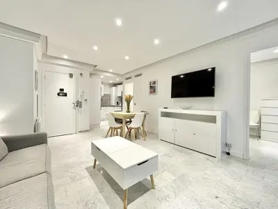 Télévision ou salle de divertissement dans l'établissement Cannes one bedroom apartment - 8D1