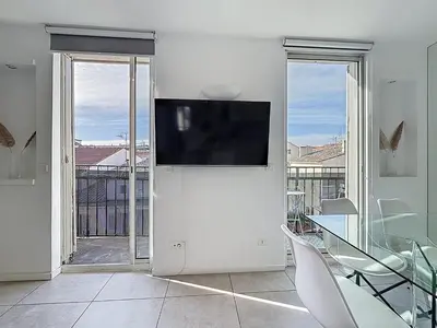 Télévision ou salle de divertissement dans l'établissement Vue mer 50 m plage et Croisette Cannes centre