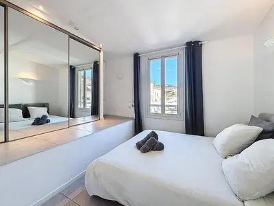 Un ou plusieurs lits dans un hébergement de l'établissement Vue mer 50 m plage et Croisette Cannes centre