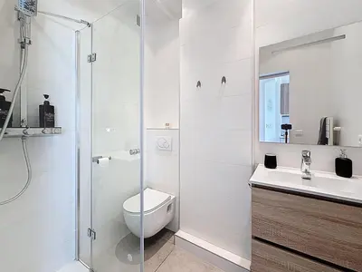 Salle de bains dans l'établissement Vue mer 50 m plage et Croisette Cannes centre