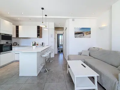 Cuisine ou kitchenette dans l'établissement Vue mer 50 m plage et Croisette Cannes centre