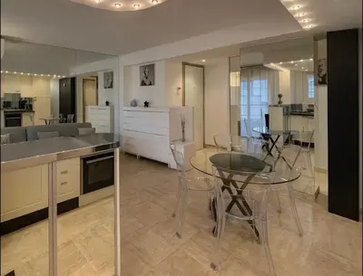 Cuisine ou kitchenette dans l'établissement Appartement rue D'antibes