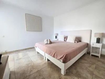 Un ou plusieurs lits dans un hébergement de l'établissement 86m2, spacieux, 2 chambres, à 1 min de la plage