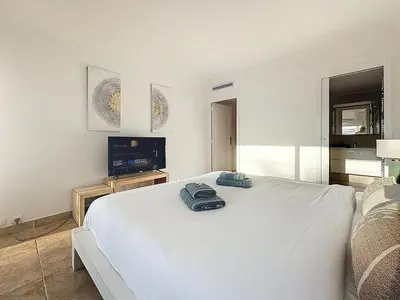 Un ou plusieurs lits dans un hébergement de l'établissement 86m2, spacieux, 2 chambres, à 1 min de la plage