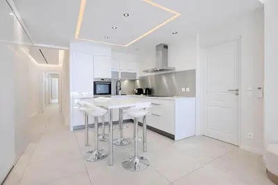 Cuisine ou kitchenette dans l'établissement Celestre Croisette - Appartement de Luxe Croisette avec Terrasse et Vue Mer