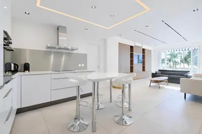Cuisine ou kitchenette dans l'établissement Celestre Croisette - Appartement de Luxe Croisette avec Terrasse et Vue Mer