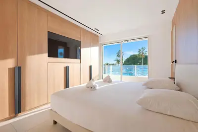 Un ou plusieurs lits dans un hébergement de l'établissement Prestige Croisette - Apartment with Panoramic Terrace and Sea View in Cannes