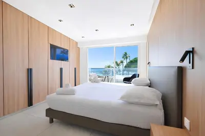 Un ou plusieurs lits dans un hébergement de l'établissement Reflet Croisette - Luxury Apartment with Terrace and Sea View