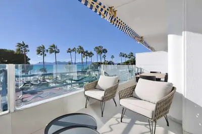Vue générale sur la mer ou vue sur la mer prise depuis l'appartement