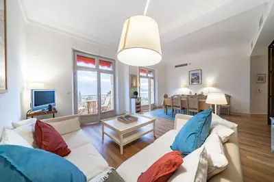 Télévision ou salle de divertissement dans l'établissement COZYSTAY Élégant Appartement 3 Pièces dans le Quartier de La Californie