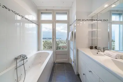 Salle de bains dans l'établissement COZYSTAY Élégant Appartement 3 Pièces dans le Quartier de La Californie