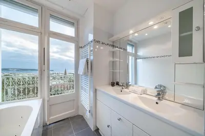 Salle de bains dans l'établissement COZYSTAY Élégant Appartement 3 Pièces dans le Quartier de La Californie