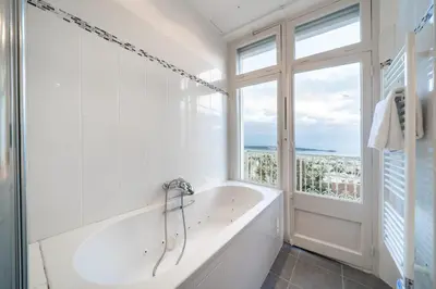 Salle de bains dans l'établissement COZYSTAY Élégant Appartement 3 Pièces dans le Quartier de La Californie