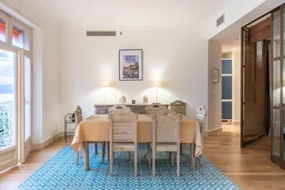 Coin salon dans l'établissement COZYSTAY Élégant Appartement 3 Pièces dans le Quartier de La Californie