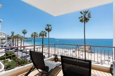 Vue générale sur la mer ou vue sur la mer prise depuis l'appartement