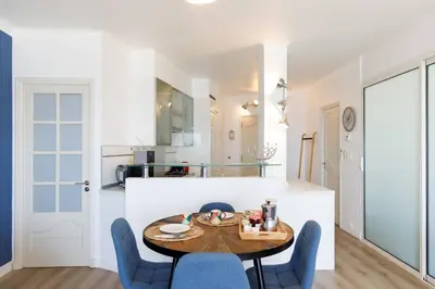 Cuisine ou kitchenette dans l'établissement Juan les pins Vue sur lAzur