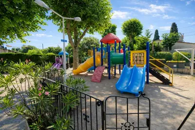Aire de jeux pour enfants de l'établissement Eden Cottages - Premium Cottage avec Piscine