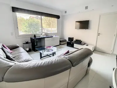 Télévision ou salle de divertissement dans l'établissement Luxueux appartements idéalement situés en plein centre ville de Cannes