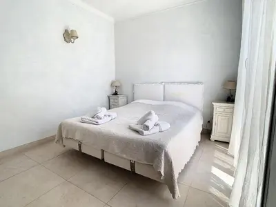 Un ou plusieurs lits dans un hébergement de l'établissement Appartements Cannes Centre : Rond Point Duboys d'Angers