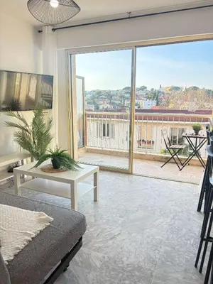 Balcon ou terrasse dans l'établissement Bel appartement renove avec balcon Antibes centre