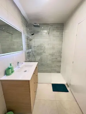 Salle de bains dans l'établissement Bel appartement renove avec balcon Antibes centre