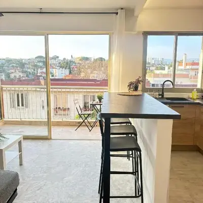 Bel appartement renove avec balcon Antibes centre