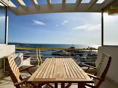 Vue générale sur la mer ou vue sur la mer prise depuis l'appartement