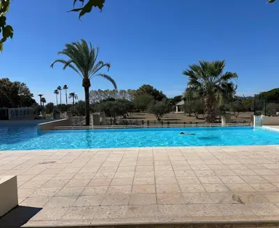 Piscine de l'établissement Dream vacation Apartment - Sea view, Pool, Park, 2 Min Walk to Beach, Parking ou située à proximité