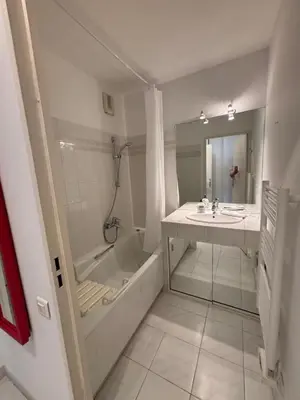 Salle de bains dans l'établissement Dream vacation Apartment - Sea view, Pool, Park, 2 Min Walk to Beach, Parking