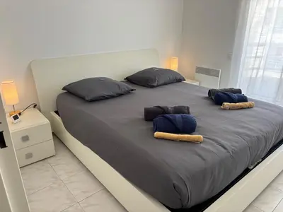Un ou plusieurs lits dans un hébergement de l'établissement Dream vacation Apartment - Sea view, Pool, Park, 2 Min Walk to Beach, Parking