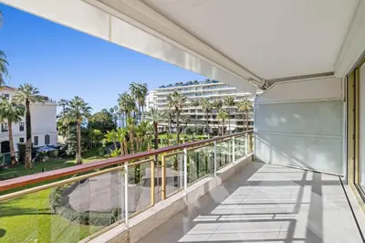 Balcon ou terrasse dans l'établissement REF 2042 - Cannes Croisette - Appartement à louer