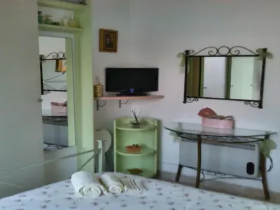 Télévision ou salle de divertissement dans l'établissement Apartment Boite d'Amour Wohnung mit Terrasse und Solarium by Interhome