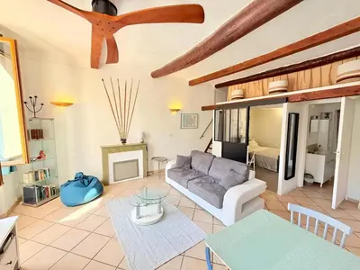 Coin salon dans l'établissement Apartment in the center of Antibes