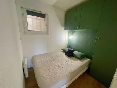 Un ou plusieurs lits dans un hébergement de l'établissement Apartment with garden and pool access