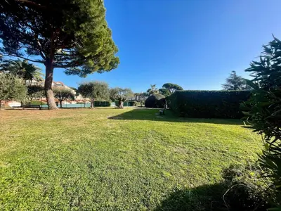 Jardin de l'établissement Apartment with garden and pool access