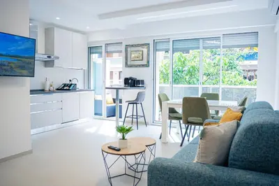 Cuisine ou kitchenette dans l'établissement Prestigious 2p - 10 min near beaches - Air conditioning - Garage