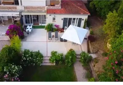 Jardin de l'établissement Elegant 3-BR Cannes Garden Condo - 5 Min Walk to Beach - behind Martinez