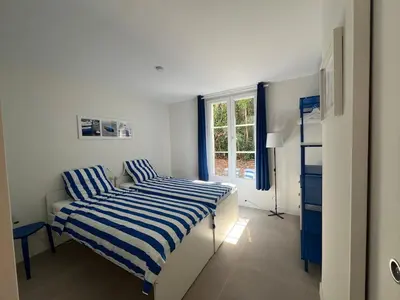 Un ou plusieurs lits dans un hébergement de l'établissement Elegant 3-BR Cannes Garden Condo - 5 Min Walk to Beach - behind Martinez
