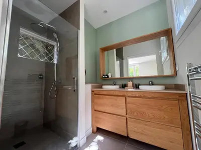 Salle de bains dans l'établissement Elegant 3-BR Cannes Garden Condo - 5 Min Walk to Beach - behind Martinez