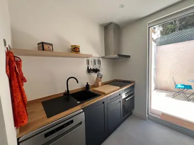 Cuisine ou kitchenette dans l'établissement Elegant 3-BR Cannes Garden Condo - 5 Min Walk to Beach - behind Martinez