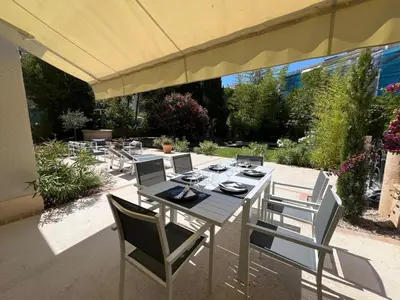 Jardin de l'établissement Elegant 3-BR Cannes Garden Condo - 5 Min Walk to Beach - behind Martinez