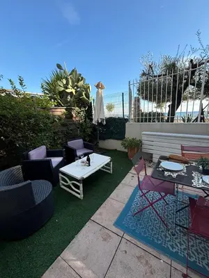 Balcon ou terrasse dans l'établissement Charmant T2 - jardin - face à la mer -Vallauris-Golf-Juan